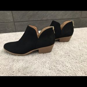 Fashionable black booties, size 7!